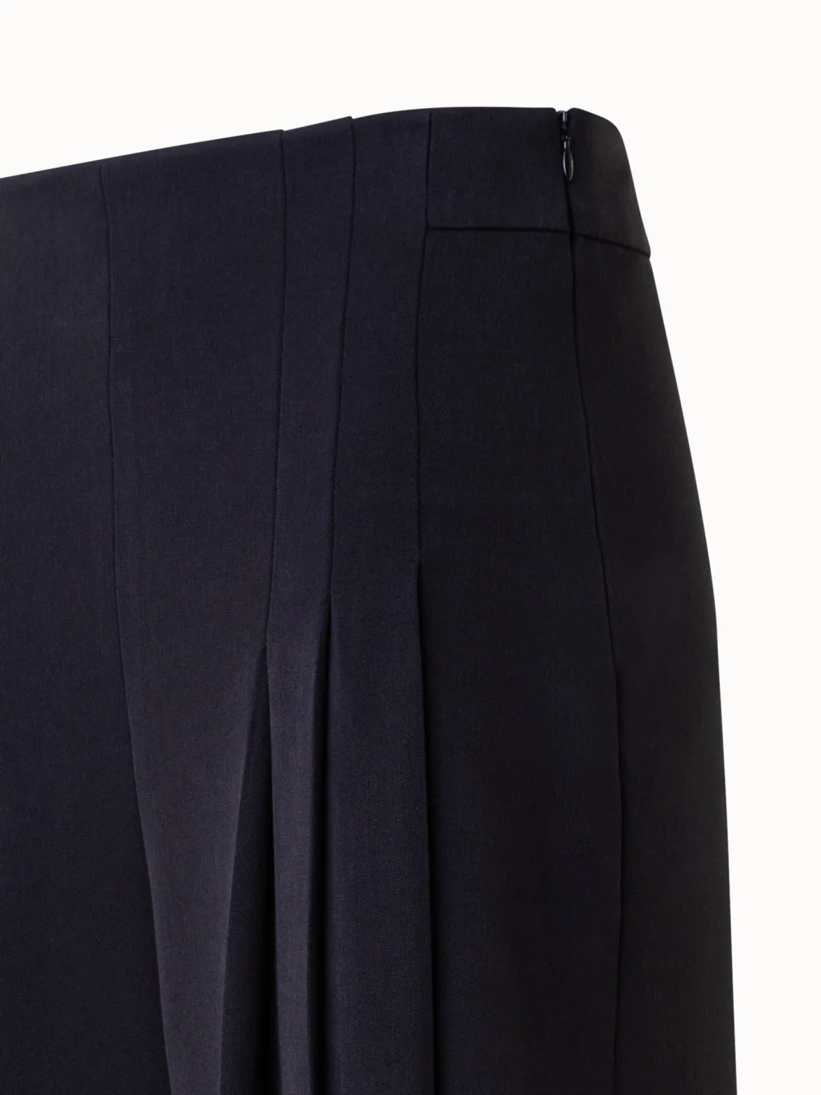 Faltenhose mit weitem Bein